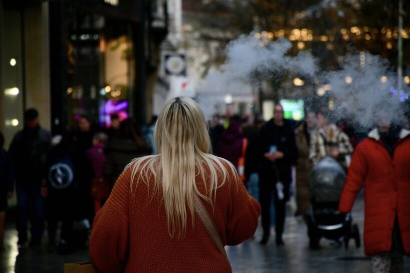 Femme qui vapote en public